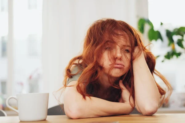 Frau mit Erschöpfung am Morgen – typisches Symptom bei oxidativem Stress