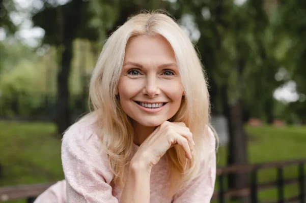 Ältere Frau mit gesundem Aussehen lächelt im Freien – Zellschutz Anti-Aging