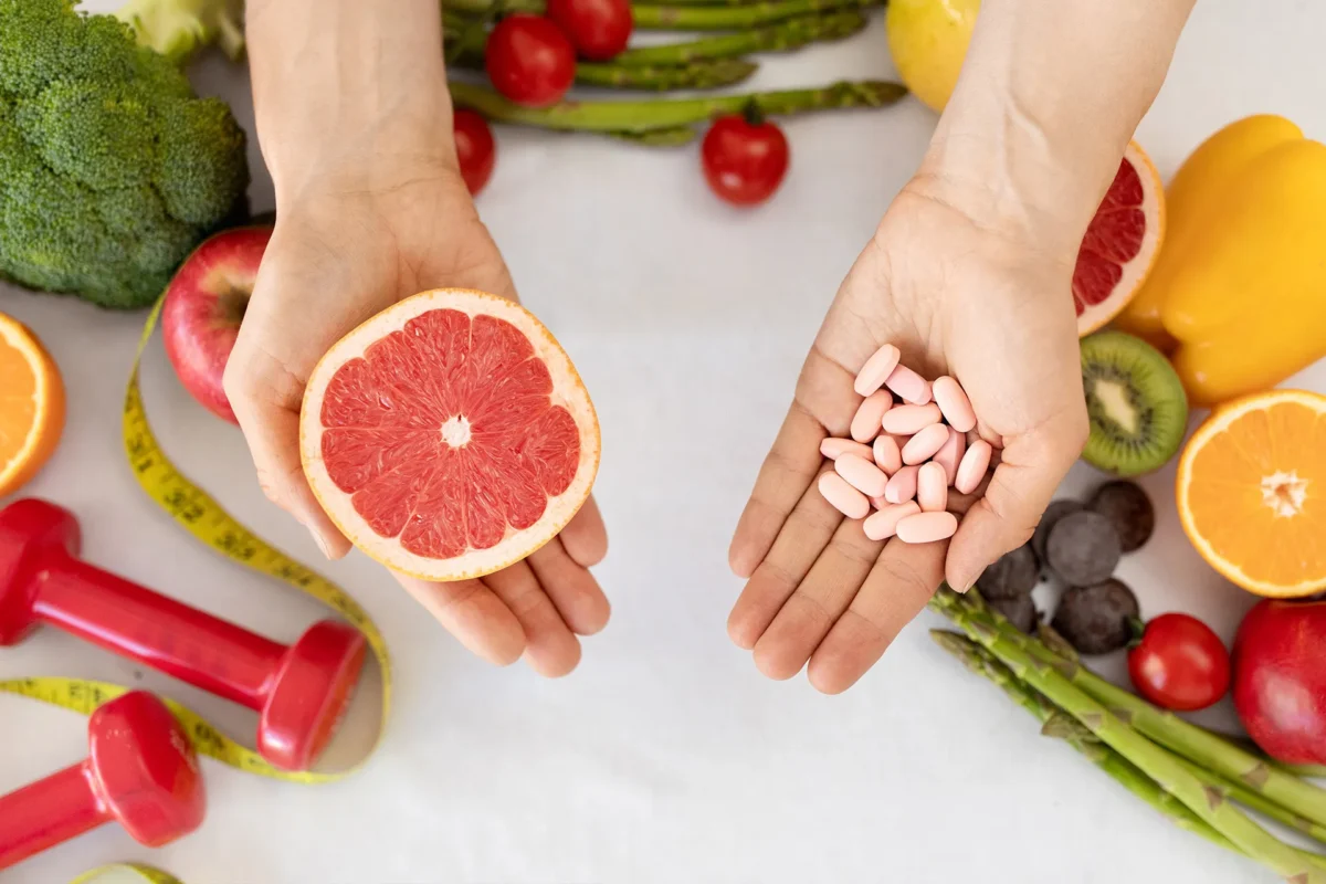 Immunsystem stärken mit Vitaminen und Supplements – Vergleich von frischem Obst und Nahrungsergänzungsmitteln